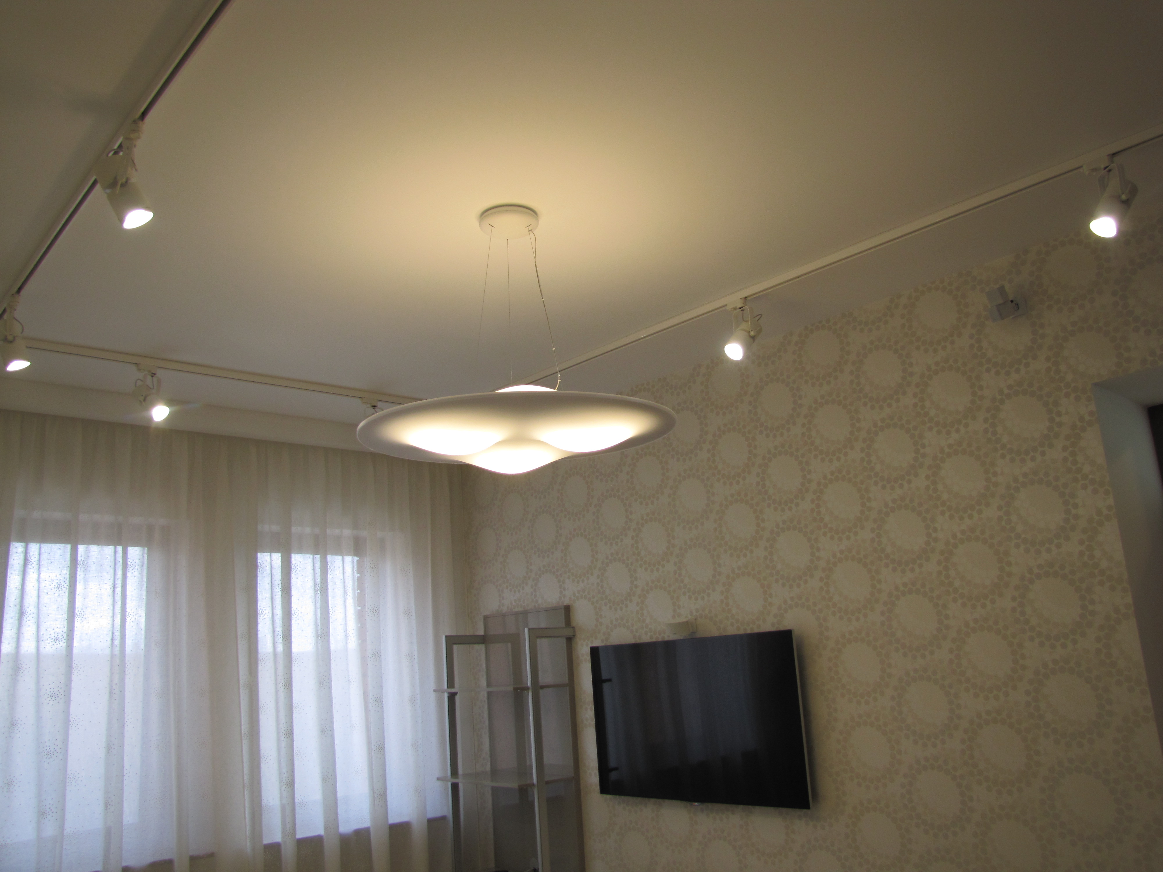 Пример освещения комнаты с использованием люстры и трековых светильников