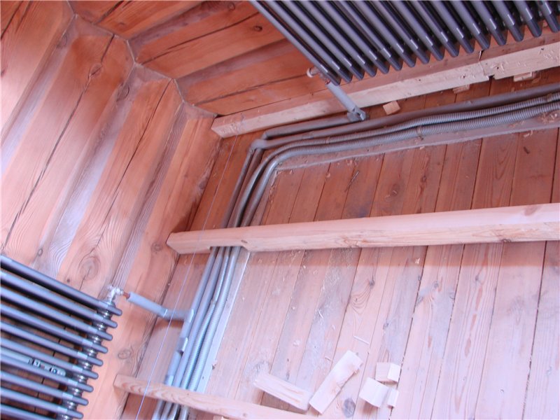 Прокладка кабельных трасс внутри потолка деревянного дома